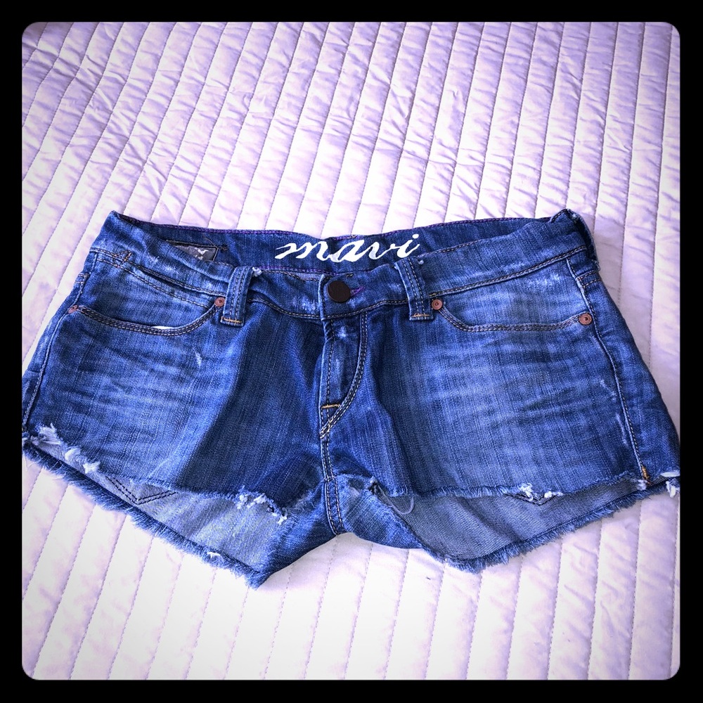 Denim booty shorts 😱